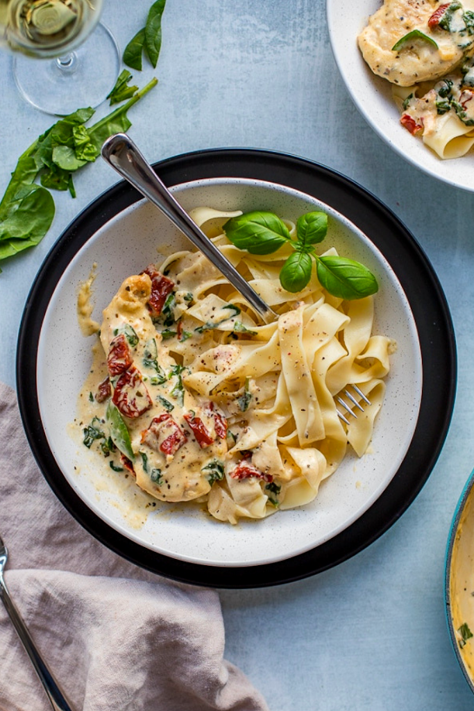 CREAMY TUSCAN CHICKEN WITH SPINACH AND SUN DRIED TOMATOES UNDER 30 MINUTES RECIPE